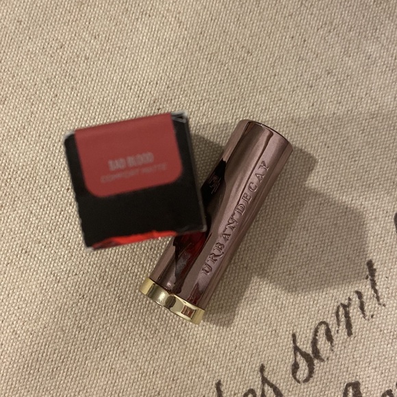 NEW URBAN DECAY Vice Lipstick Bad Blood Comfort Matte - Picture 10 of 13